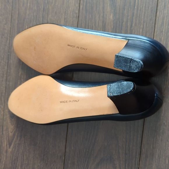 Salvatore Ferragamo Bow Pumps - Picture 5 of 11